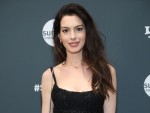 アン・ハサウェイ、ヴェルサーチェのミニドレスで美脚披露　サンダンス映画祭