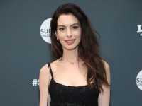 アン・ハサウェイ、ヴェルサーチェのミニドレスで登場