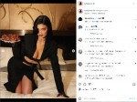 大胆ジャケットのボンテージ風ファッション　※「カイリー・ジェンナー」インスタグラム
