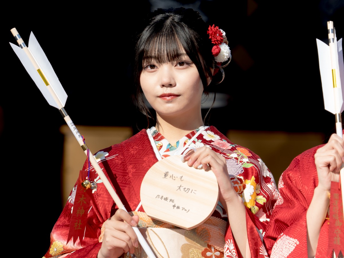 乃木坂46新成人、振り袖姿を披露　選んだ色の理由明かす　中西アルノ「齋藤飛鳥さんに憧れて」