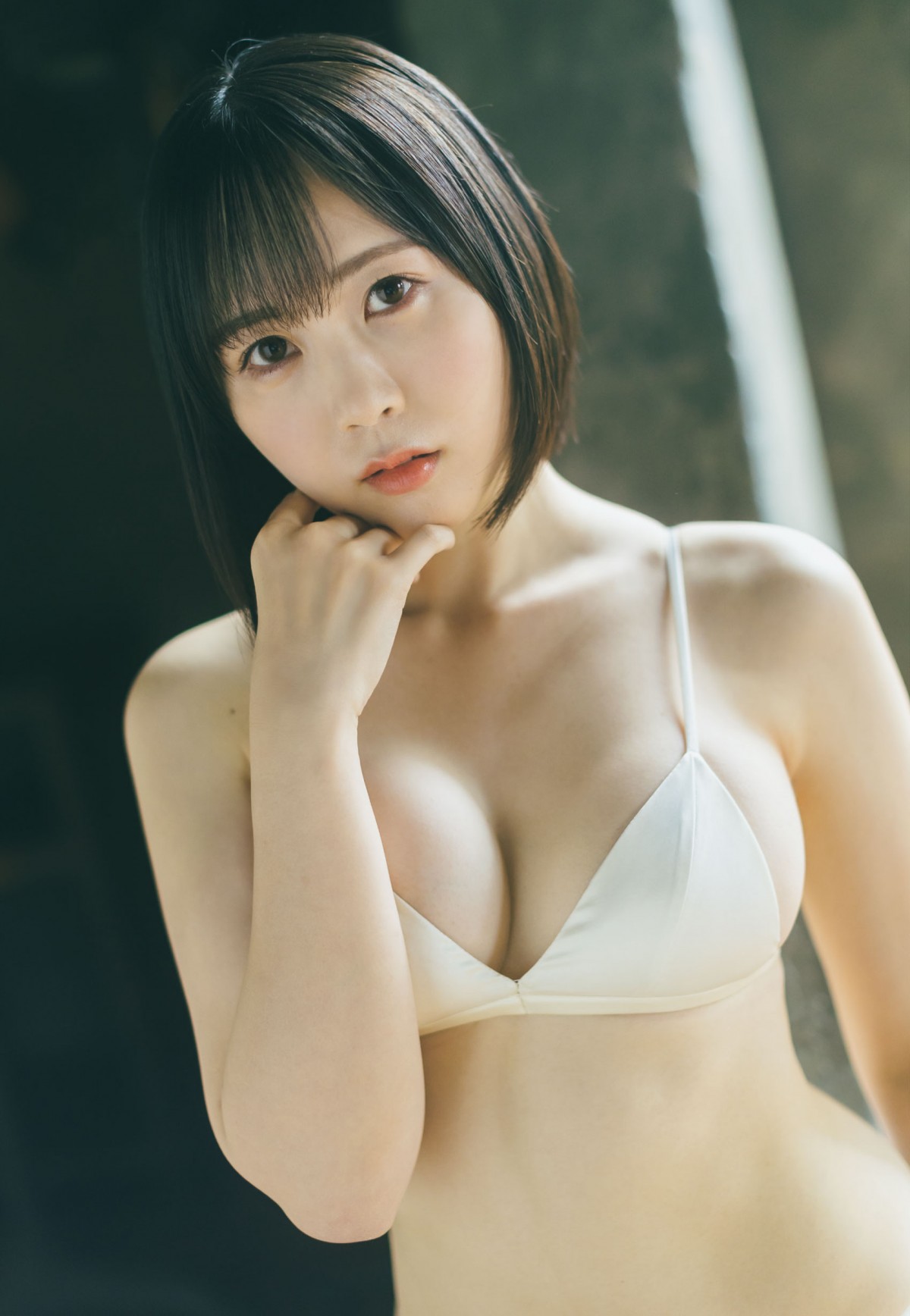 “無敵のグラドル”高崎かなみ、挑発的な表情が魅力のセクシーグラビア