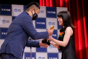 岸井ゆきの、「2022年第96回キネマ旬報ベスト・テン」発表＆表彰式に登場