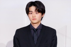 鈴鹿央士、映画『ロストケア』完成披露舞台挨拶に登場