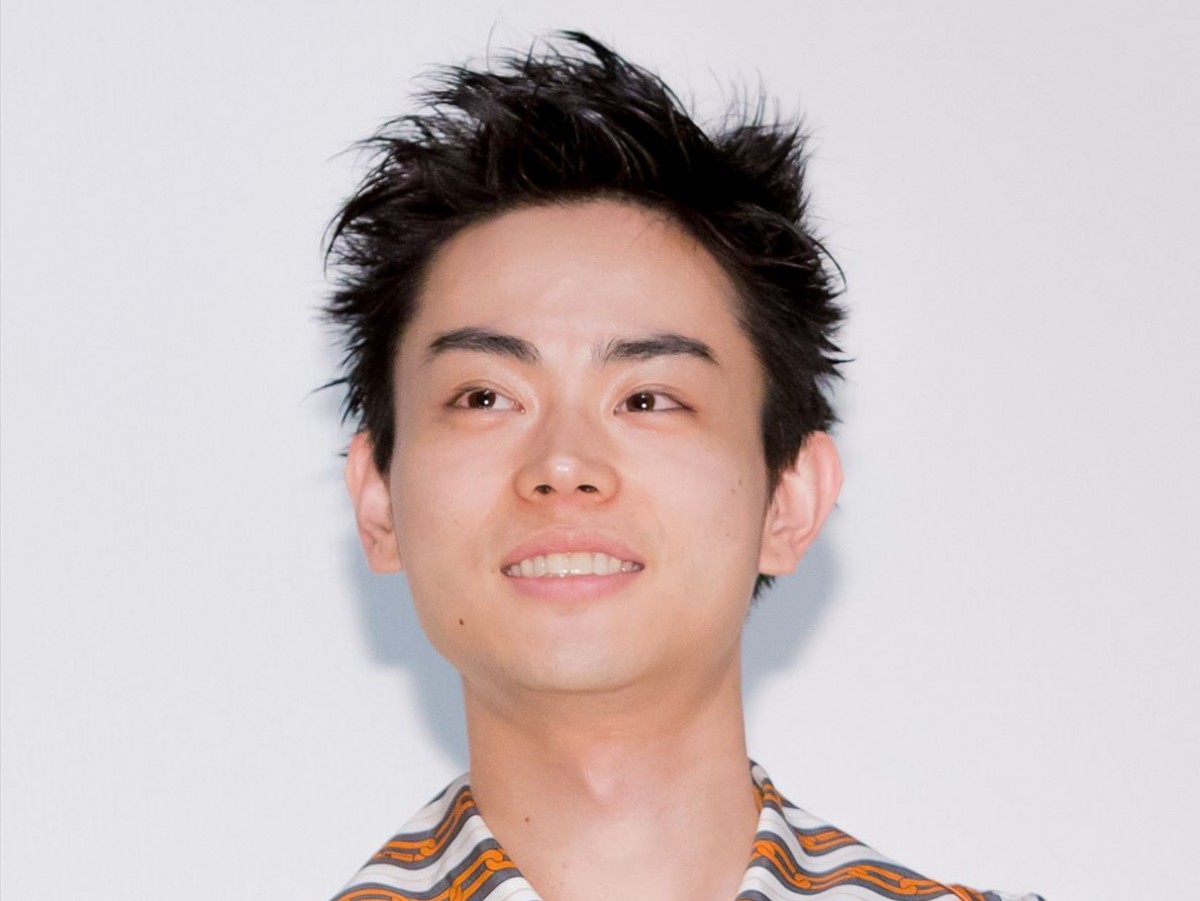 菅田将暉が30歳に　20代の“髪型変遷”をチェック　坊主、派手髪、今流行のウルフヘアも先取り