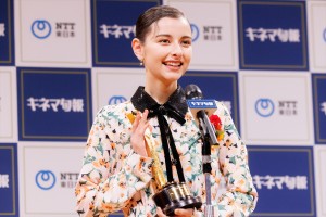 嵐莉菜、「2022年第96回キネマ旬報ベスト・テン」発表＆表彰式に登場