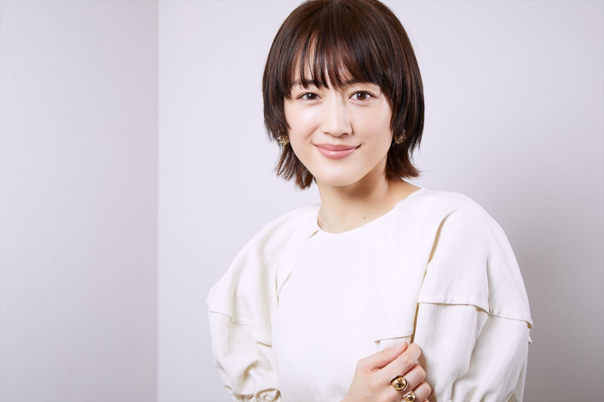 綾瀬はるか、「あけましておめでとう」からいきなり木村拓哉とラブシーン　「恥ずかしいと言ってられない（笑）」
