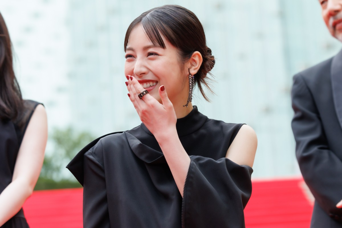池松壮亮、『シン・仮面ライダー』「1週間前に無事に完成」報告　サプライズも予告