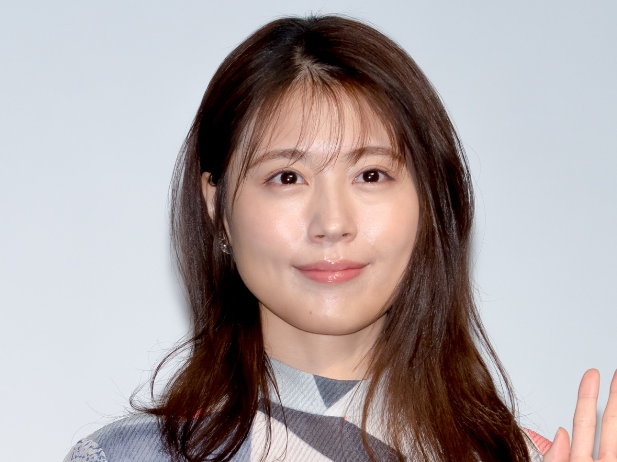 有村架純、司会に受賞に大忙し「一人二役みたいになってる笑」　美しいドレス姿には「素敵すぎ」の声＜第46回日本アカデミー賞＞