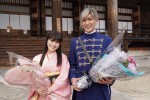 映画『わたしの幸せな結婚』クランクアップした（左から）今田美桜、目黒蓮