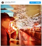 幻想的な“雨の夜桜”と　※「土屋太鳳」インスタグラム