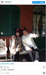 （左から）ミニーちゃんカチューチャを付けた指原莉乃、小杉竜一　※「指原莉乃」インスタグラム