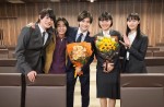 ドラマ『女神の教室』よりクランクアップを迎えた（左から）前田拳太郎、前田旺志郎、高橋文哉、河村花、南沙良