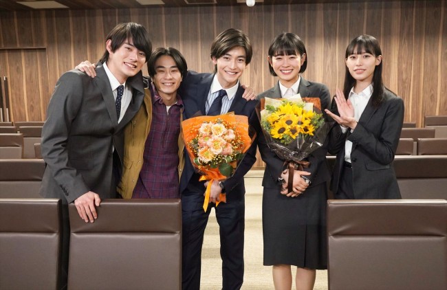 ドラマ『女神の教室』よりクランクアップを迎えた(左から)前田拳太郎、前田旺志郎、高橋文哉、河村花、南沙良