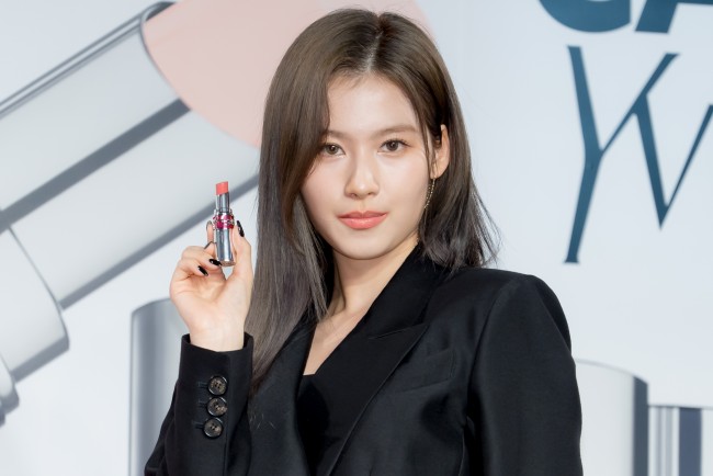 写真）TWICE・サナ、ブラックコーデで登場 YSLミューズ就任に喜び