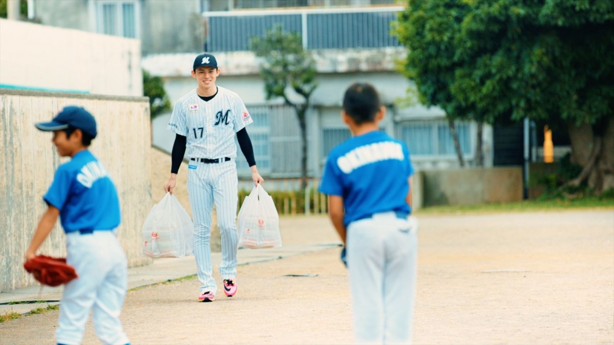 佐々木朗希選手が野球を頑張る子どもたちに差し入れのサプライズ！　「ほっともっと」新CM公開