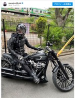 【写真】カスタムが完了し納車されたばかりのハーレーダビッドソンに跨る魔裟斗