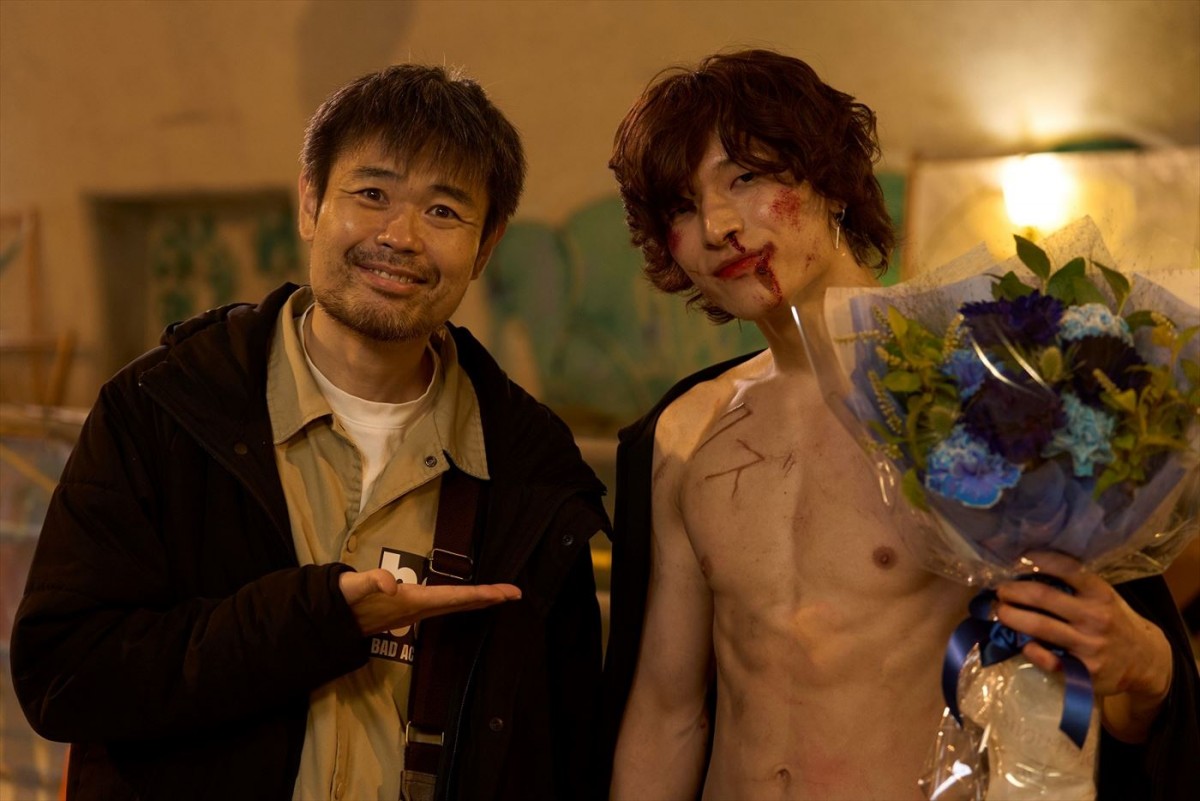 連続ドラマW‐30『ドロップ』より(左から)監督・品川ヒロシ、出演・金城碧海(JO1)