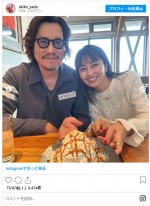 矢田亜希子、“お兄ちゃん”豊川悦司らと海辺ランチ　※「矢田亜希子」インスタグラム