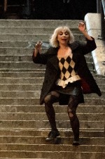 『ジョーカー』の大階段で踊るレディー・ガガ　『Joker： Folie a Deux』撮影中