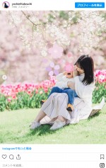 第2子妊娠中の竹内由恵、花に囲まれた家族ショット公開　「幸せのお裾分けをもらった気分」　※「竹内由恵」インスタグラム