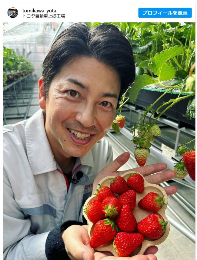 富川悠太、爽やか笑顔でトヨタ工場産の苺を紹介　※「富川悠太」インスタグラム