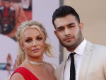 ブリトニー・スピアーズ、結婚指輪を外してボディガードと2人で買い物へ