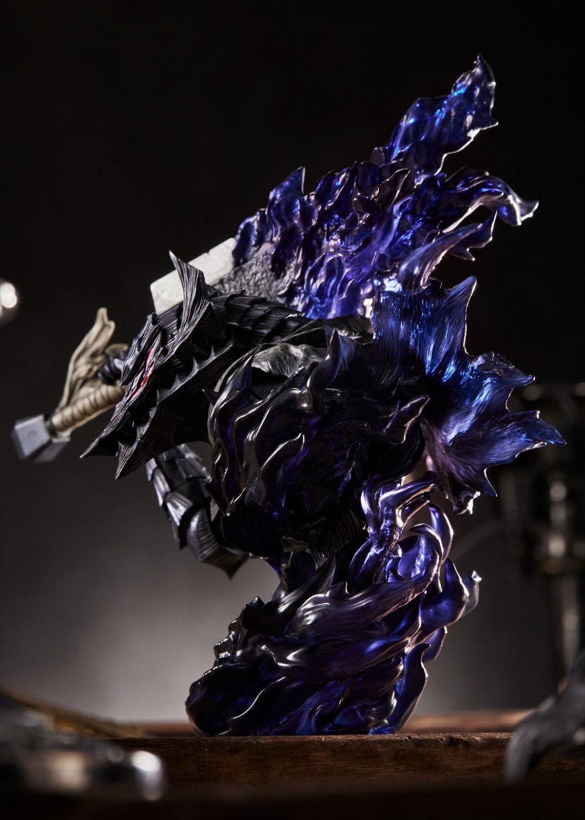 大人気ダークファンタジー『ベルセルク』、最新42巻9.29発売決定！　ガッツの胸像フィギュア付き特装版も予約受付開始