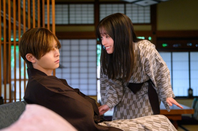 王様に捧ぐ薬指　東郷 綾華　マグカップ 山田涼介 橋本環奈 写真）『王様に捧ぐ薬指』“東郷”山田涼介＆“綾華”橋本環奈の“2回目の