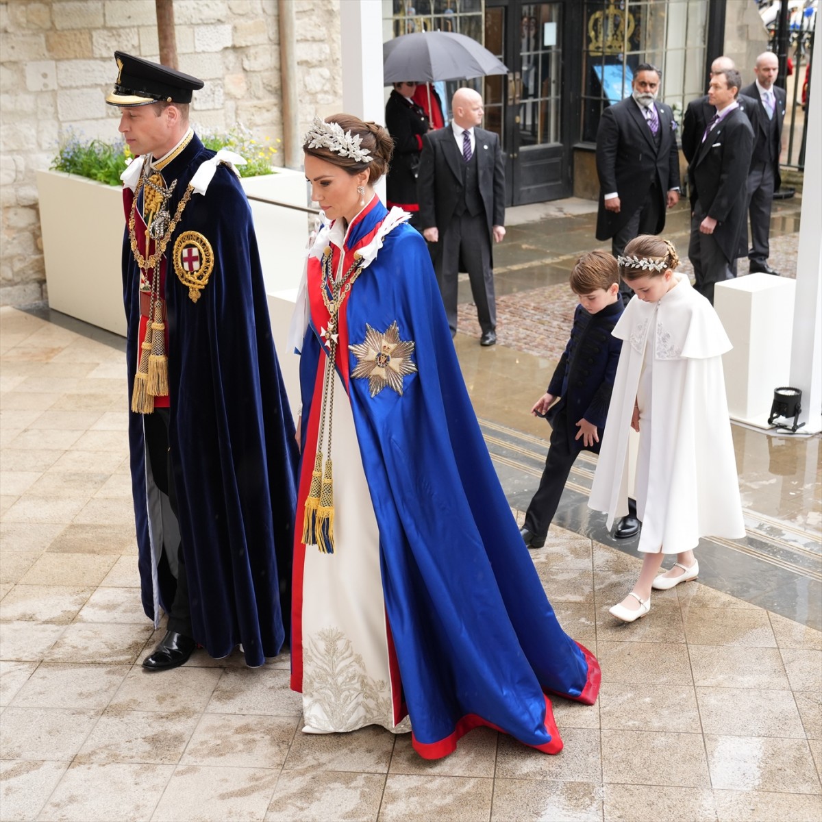 キャサリン妃、戴冠式でティアラの代わりにシャーロット王女とおそろいのヘッドピース着用