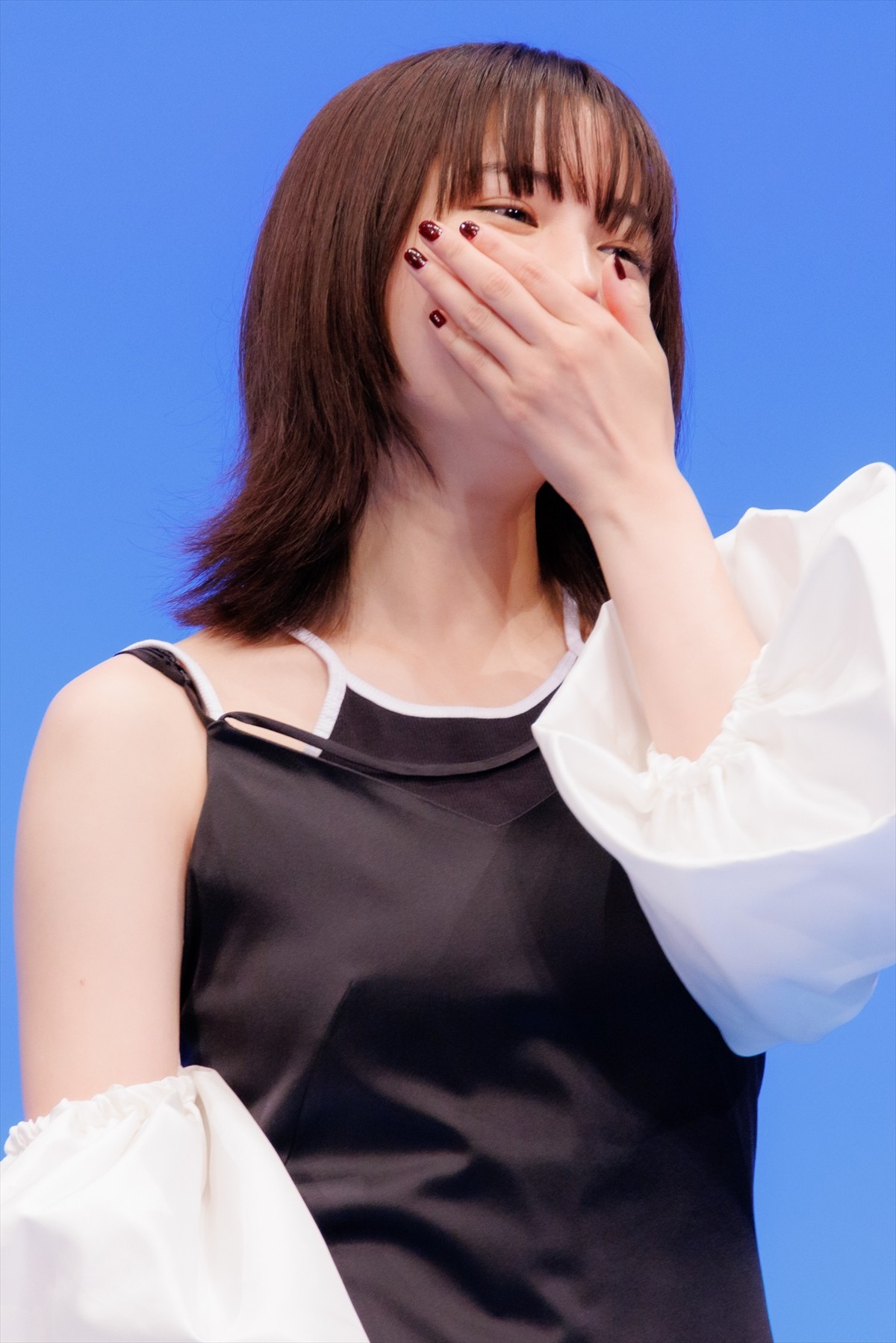 広瀬すず、肩出し＆深々スリットのブラックドレスのオフショを公開「ビジュ爆発」反響