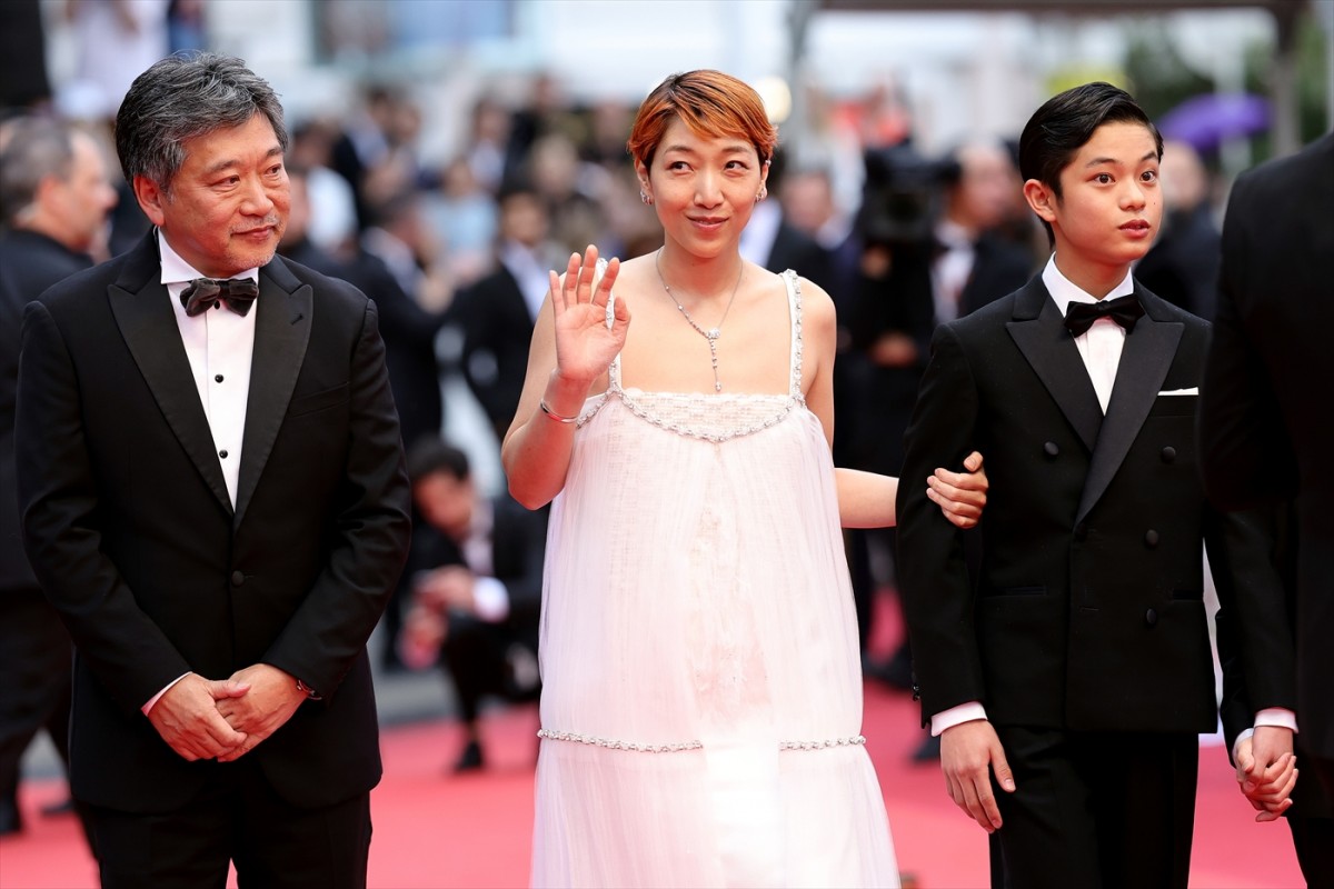安藤サクラ、シャネルの白のロングドレス姿でレッドカーペットに＜カンヌ国際映画祭＞