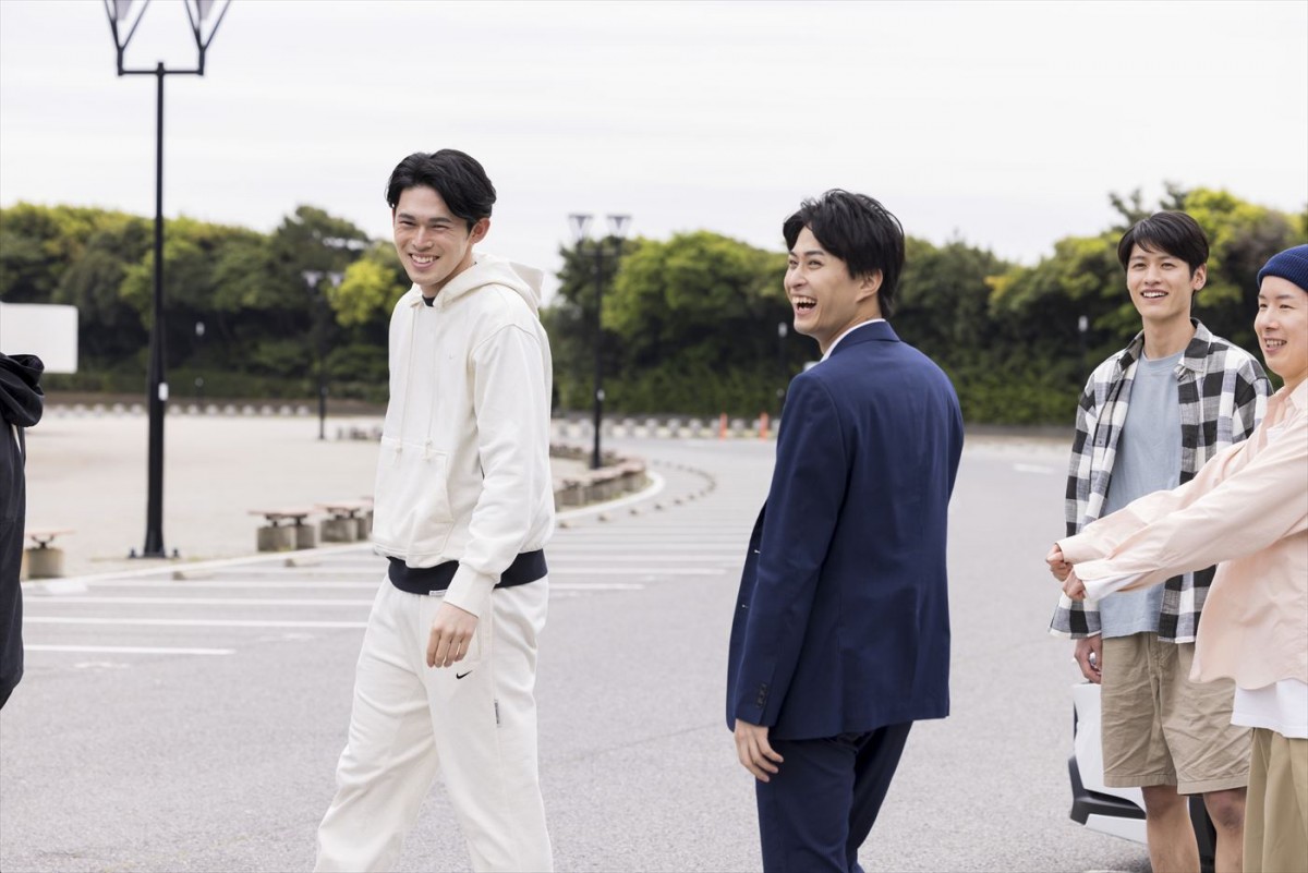 浜辺美波、マリーンズ・佐々木朗希選手がウキウキと友人たちに会いに行く姿を好演！　ロッテ チューインガム新CM、6.1放送開始