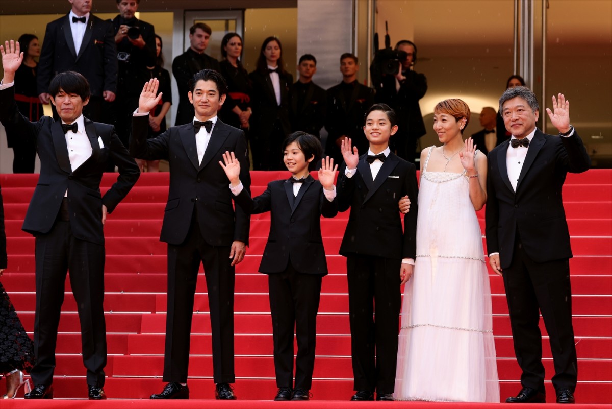 安藤サクラ、シャネルの白のロングドレス姿でレッドカーペットに＜カンヌ国際映画祭＞