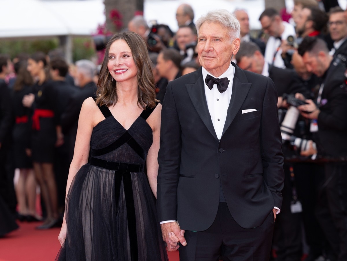 ハリソン・フォード、妻キャリスタ・フロックハートと手をつないでカンヌに登場！