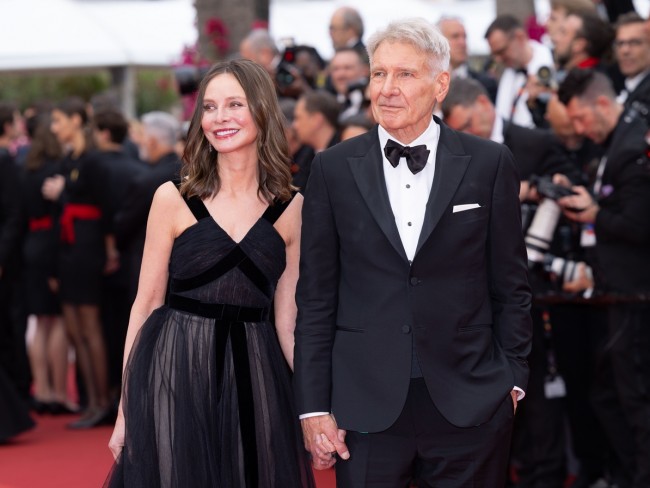 ハリソン・フォードとキャリスタ・フロックハートが手をつないでカンヌのレッドカーペットに!