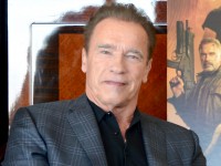 アーノルド・シュワルツェネッガー、ブルース・ウィリスの引退にコメント「素晴らしいスター」