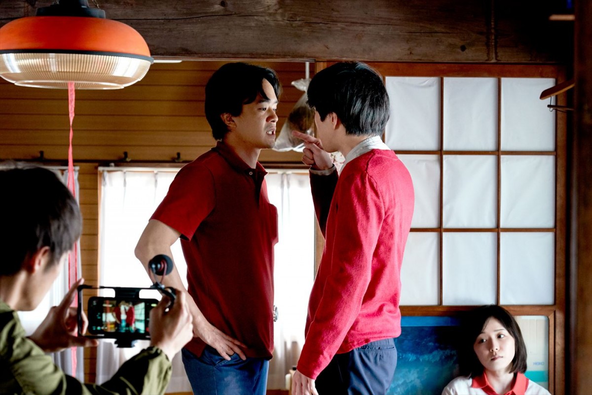 ずぶ濡れで反撃を誓う松岡茉優＆窪田正孝―映画『愛にイナズマ』10.27公開へ＆特報解禁
