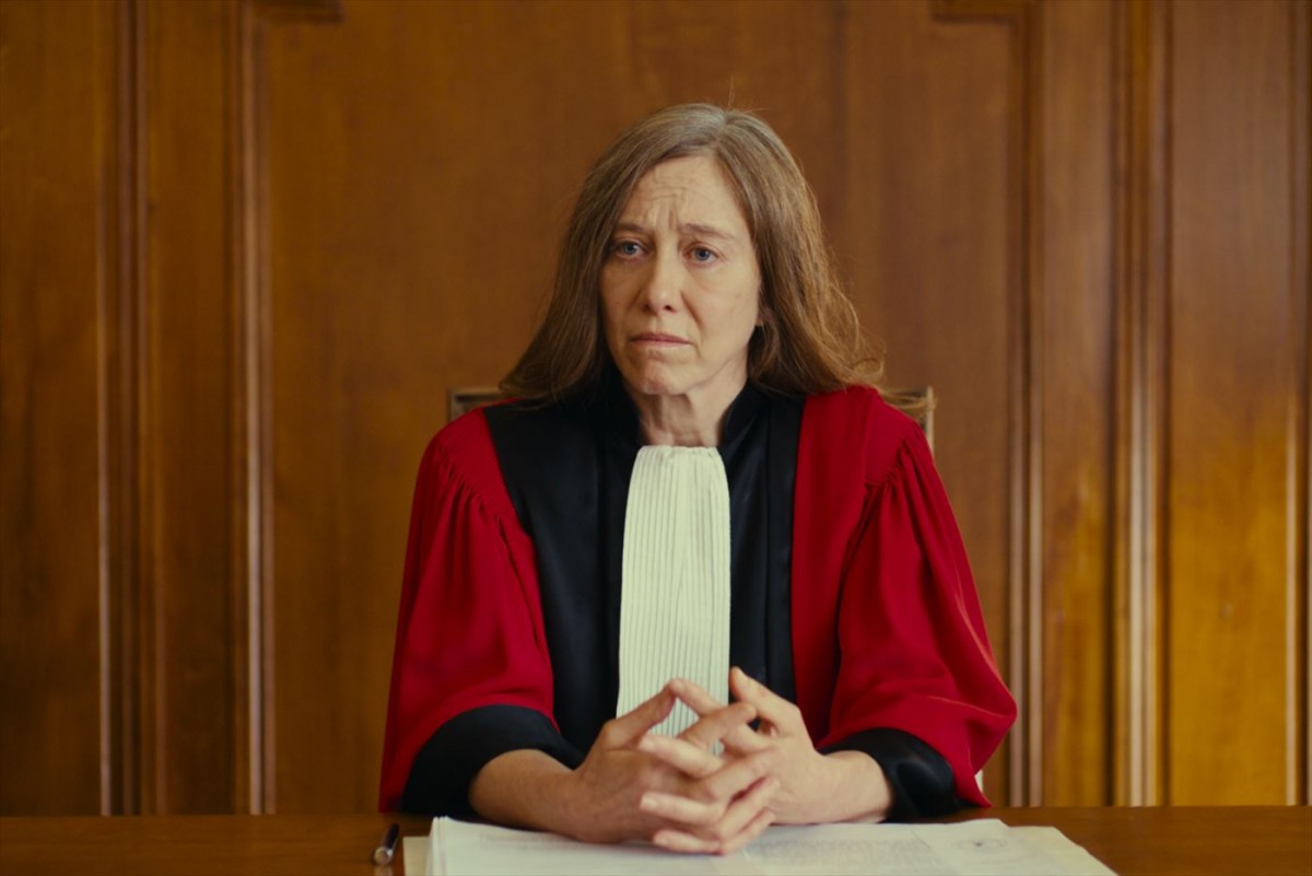 実際の裁判記録をセリフに使用した緊迫感みなぎる法廷シーンも！　映画『サントメール ある被告』本予告到着