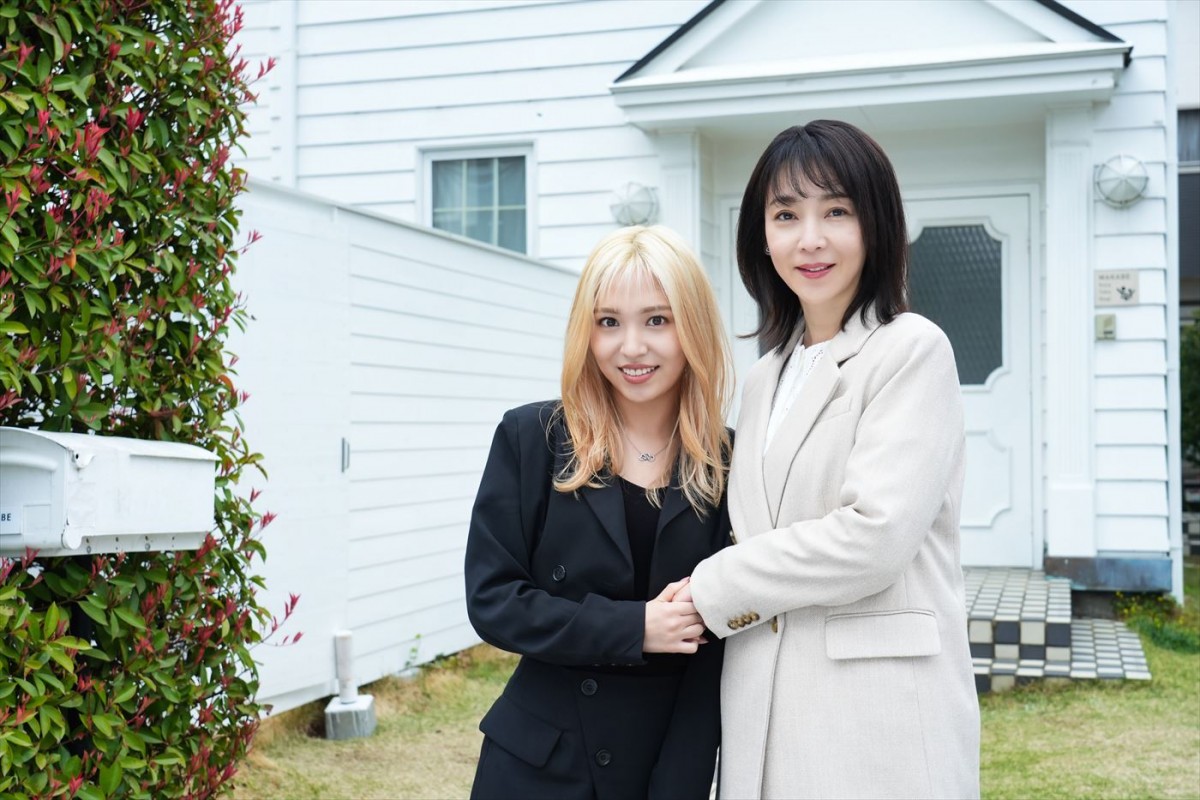 金曜ドラマDEEP『夫婦が壊れるとき』(左から)撮影現場を訪問したyukaDDと主演の稲森いずみ
