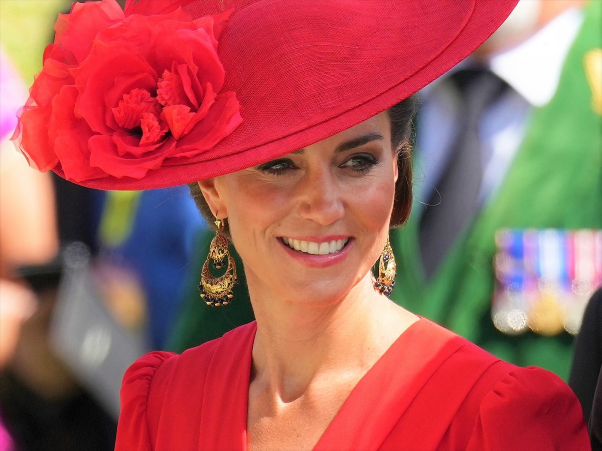 英キャサリン皇太子妃、ビビットな真っ赤なドレス姿でロイヤルアスコットに登場