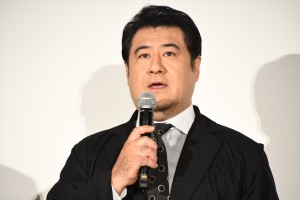 小手伸也、映画『大名倒産』公開初日舞台挨拶に登場