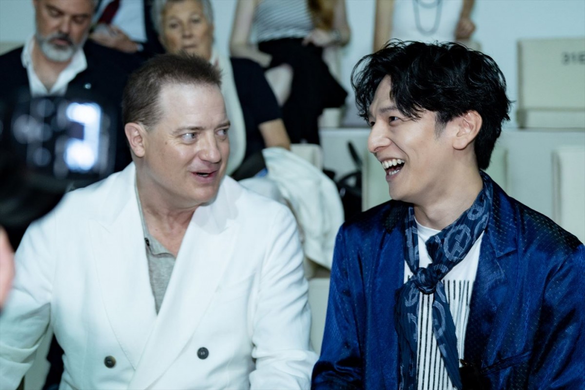 生田斗真、ネイビーカラーの光沢が美しいセットアップで登場！　「ジョルジオ アルマーニ」ミラノコレクションを初体験