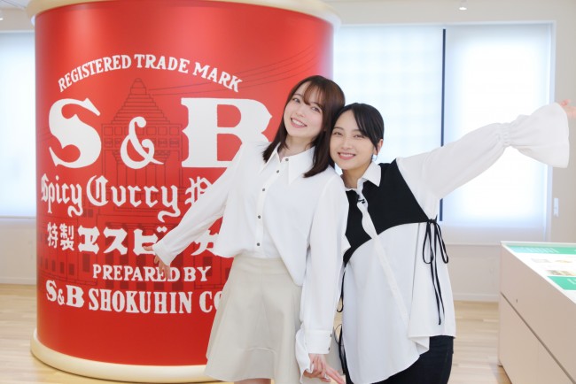 (左から)坂巻有紗、速瀬愛