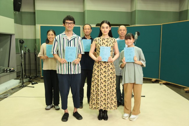 NHK連続テレビ小説『舞いあがれ！』スピンオフドラマ、FMシアター『歌をなくした夏』より（前列左から）川島潤哉、八木莉可子、毎田暖乃、（後列左から）中道裕子、森本竜一、小松健悦