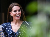 キャサリン妃、昨年着た水玉ワンピースを着まわして公務に