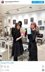 山崎怜奈（左）と鈴木絢音（右）　鈴木の髪はピンク色に　※「山崎怜奈」インスタグラム