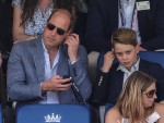 英王室ジョージ王子、父ウィリアム皇太子とクリケットの試合を観戦