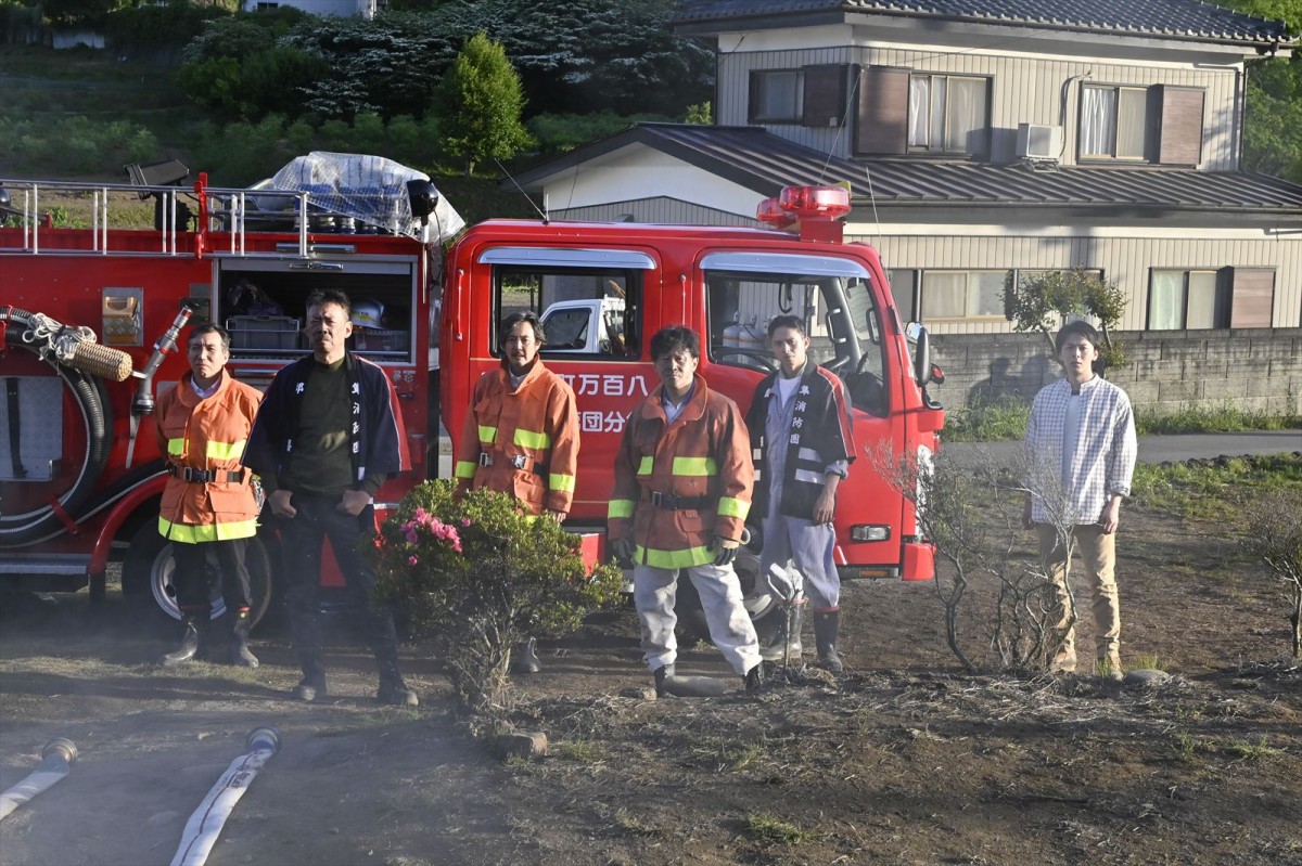 『ハヤブサ消防団』中村倫也と川口春奈の“美しく”も“不穏”な場面写真解禁