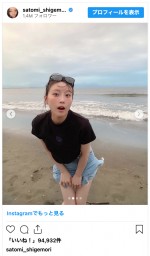 プライベート感あふれる美脚ショット　※「重盛さと美」インスタグラム