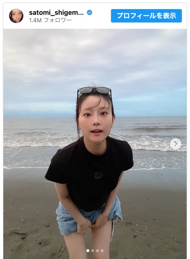 プライベート感あふれる美脚ショット　※「重盛さと美」インスタグラム